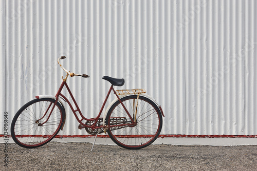 Obraz na płótnie Old red rusty bike in front of white metallic wall. Iceland w salonie