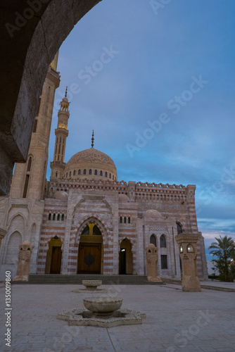 Obraz na płótnie Beautiful Al Mustafa Mosque in Sharm el-Sheikh in Egypt, at sunset. w salonie