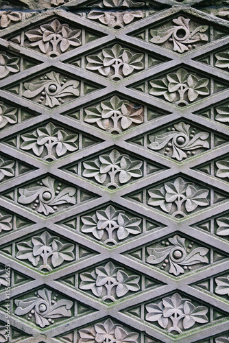 Foto Close-up of floral relief ornaments and diagonal diamond bands at Bethesda Terra