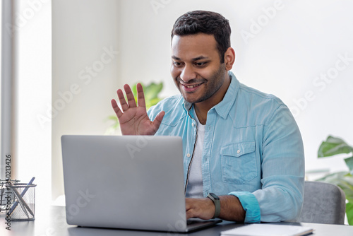 Obraz na płótnie Happy businessman having online video call home w salonie