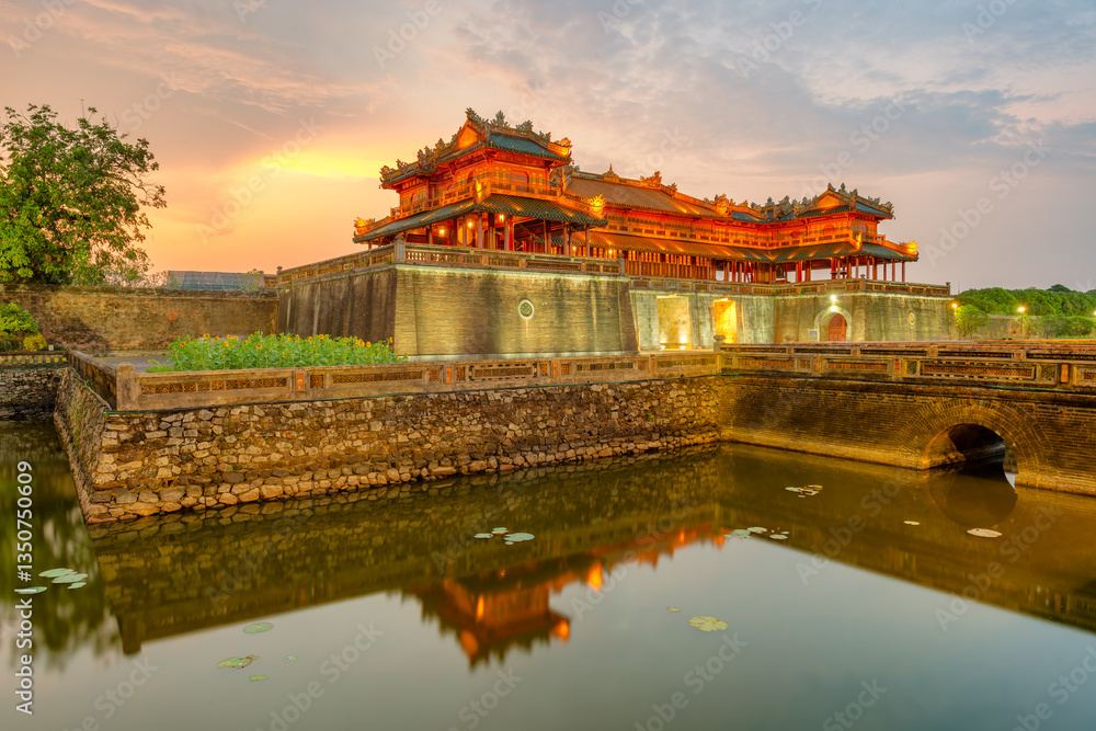 Obraz premium Imperial City with the Purple Forbidden City within the Citadel in Hue, Vietnam.