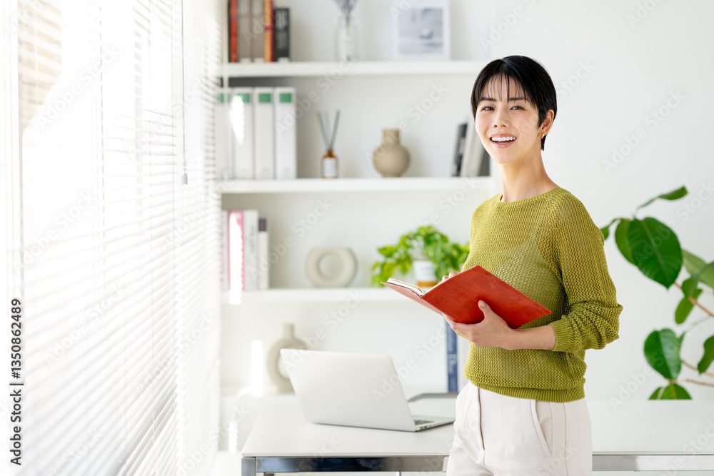 オフィスで働く若い女性 オフィスで働く若い女性
