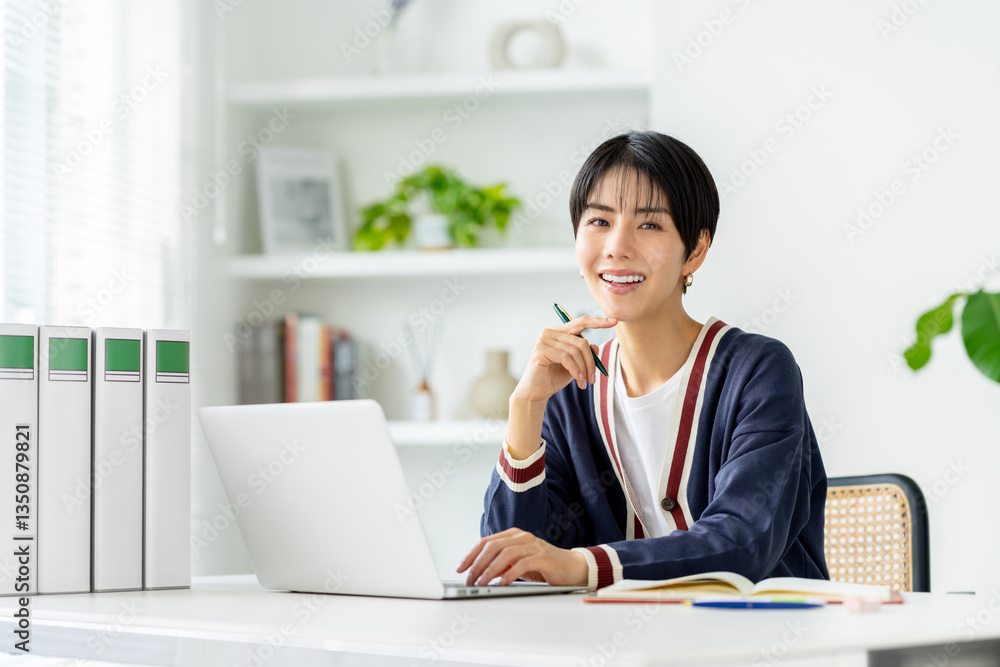 オフィスで働くデザイナーの若い女性 オフィスで働くデザイナーの若い女性