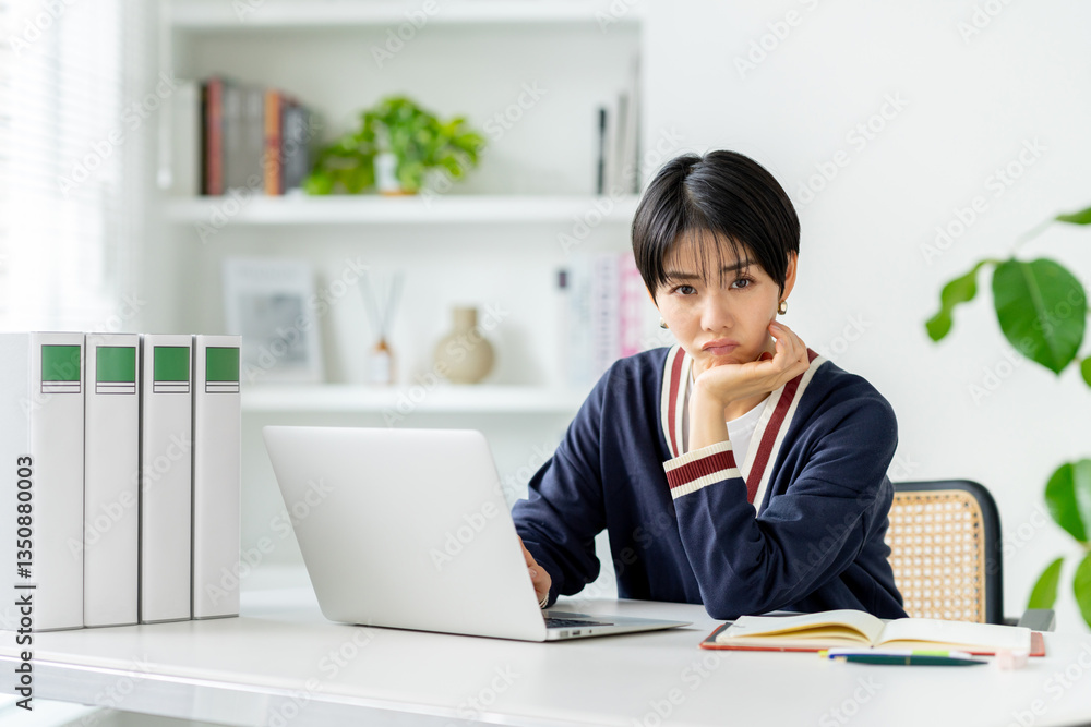 オフィスで働くデザイナーの若い女性 オフィスで働くデザイナーの若い女性