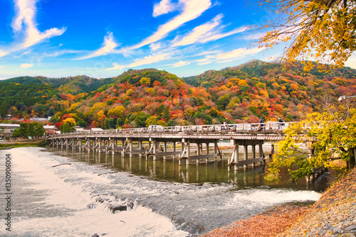 秋の美しい紅葉風景・京都イメージ