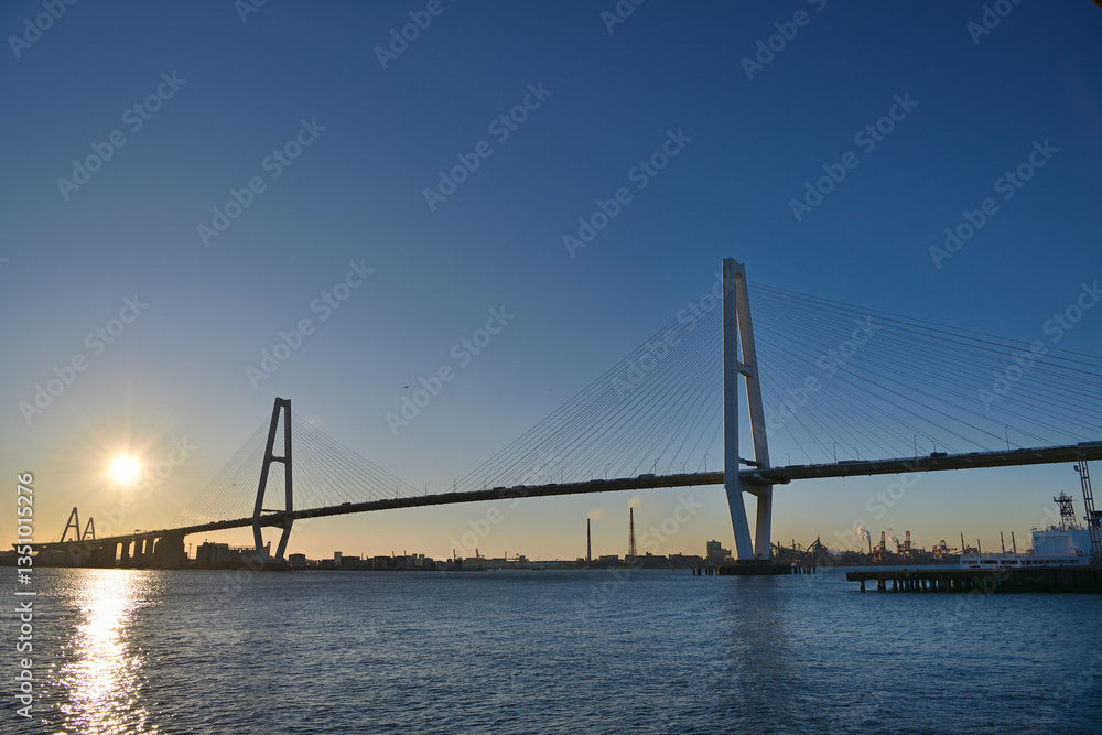 Naklejka premium 朝日に包まれた名港トリトン 