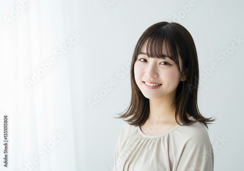 明るく微笑む20代の女性