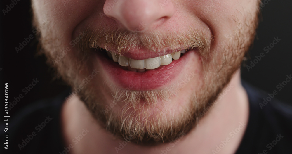 Obraz premium closeup shot of bearded man mouth smile