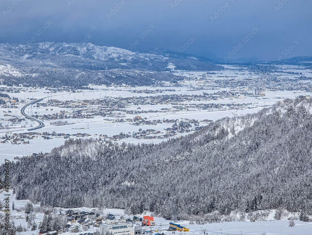 Fototapeta premium Maiko Valley: Snowy Winter Panorama