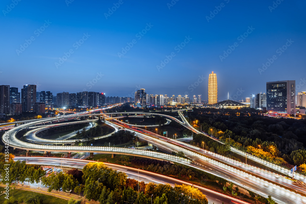 Obraz premium Night view of CBD and overpass in Zhengdong New District, Zhengzhou, Henan, China