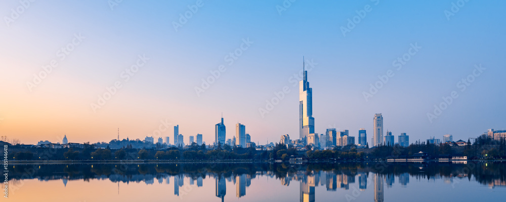 Obraz premium Early morning scenery of Xuanwu Lake and city skyline in Nanjing, Jiangsu Province, China