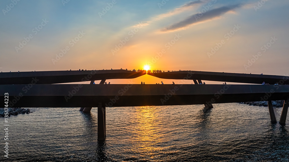 Obraz premium Kiss bridge in the sunset town attract many tourists to watch in Phu Quoc, Vietnam