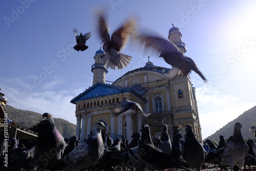 Tableau sur toile Pigeons flying over a mosque in Kabul