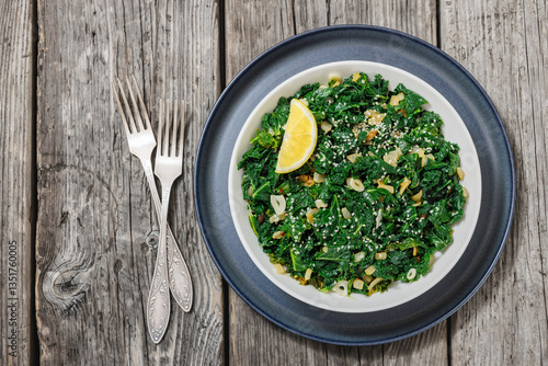Quadro em tela sauteed kale with garlic, onion, red pepper flakes