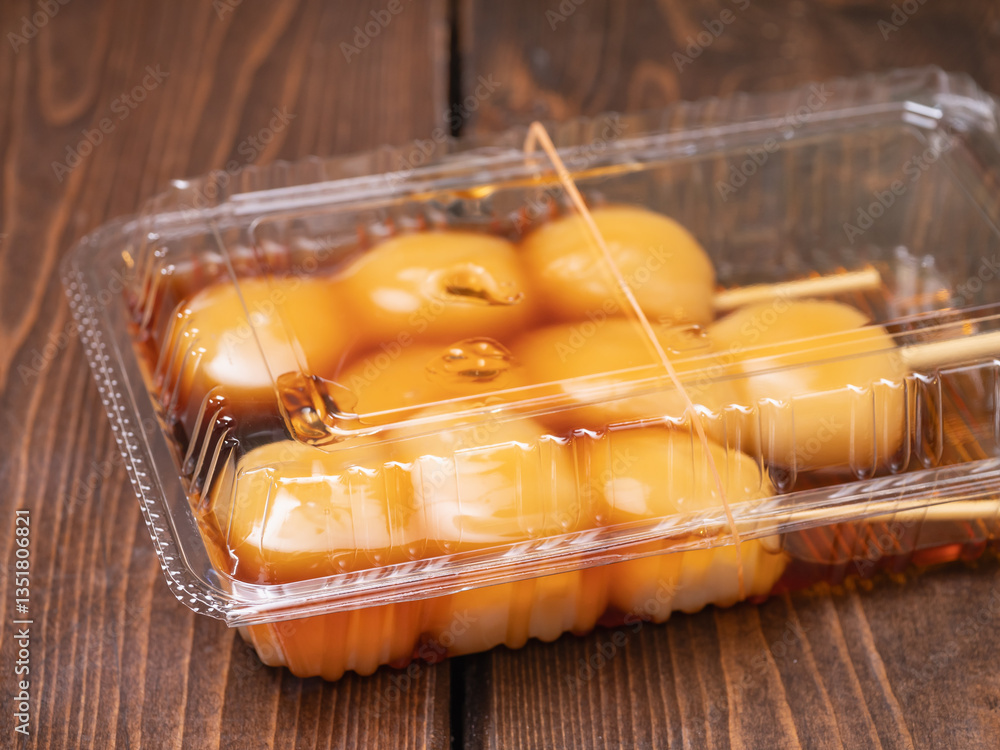 プラスチック容器に入っている和菓子。甘い醤油タレの