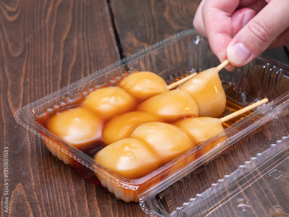 プラスチック容器に入っている和菓子。甘い醤油タレの