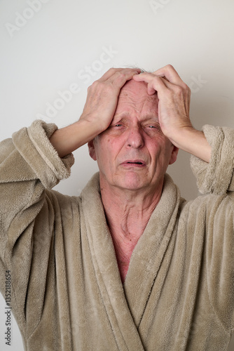 Obraz na płótnie Old man beige bathrobe and tousled hair w salonie