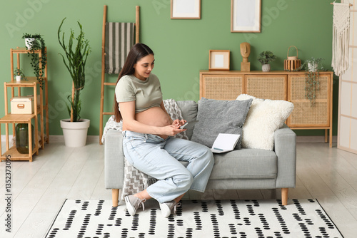 Pregnant young woman with c...