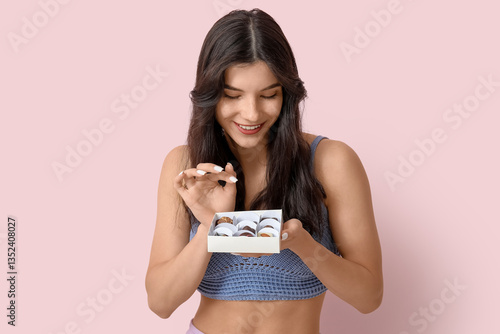 Beautiful young woman eatin...
