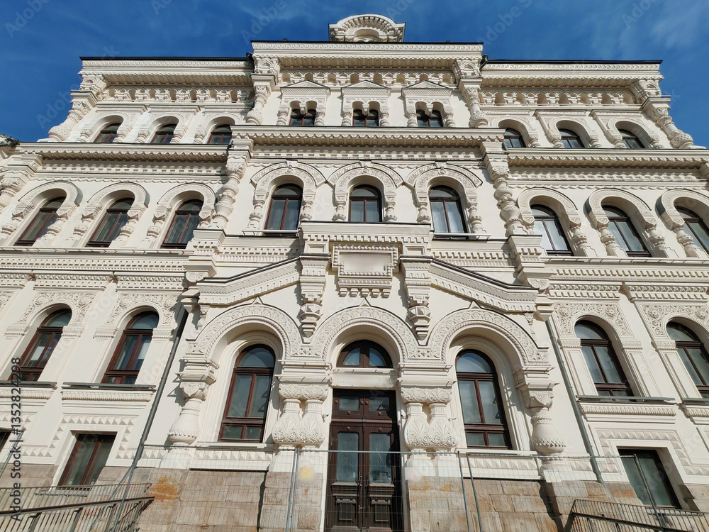 Obraz premium A richly detailed historic building with ornate carvings, arched windows, and elegant columns. This image highlights the cultural significance of preserving architectural heritage.