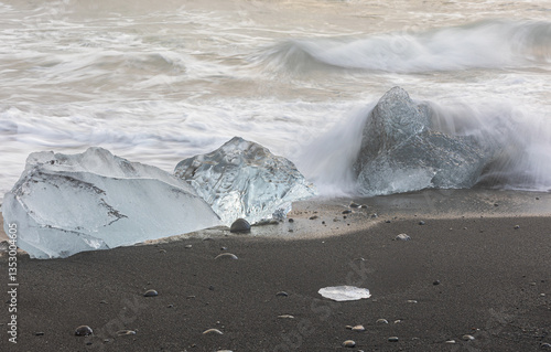 Obraz na płótnie My beloved Iceland, and its Diamond Beach with the ice playing with the waves! w salonie
