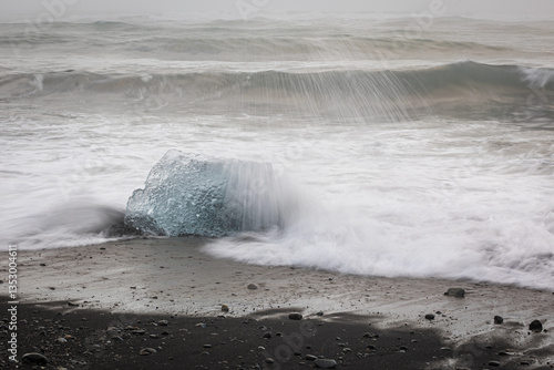 Obraz na płótnie My beloved Iceland, and its Diamond Beach with the ice playing with the waves! w salonie