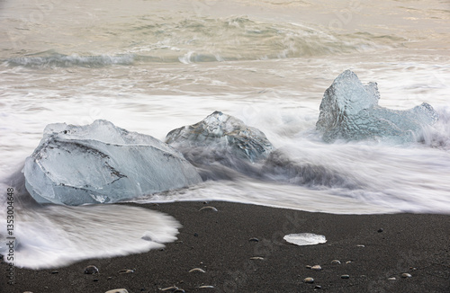 Obraz na płótnie My beloved Iceland, and its Diamond Beach with the ice playing with the waves! w salonie