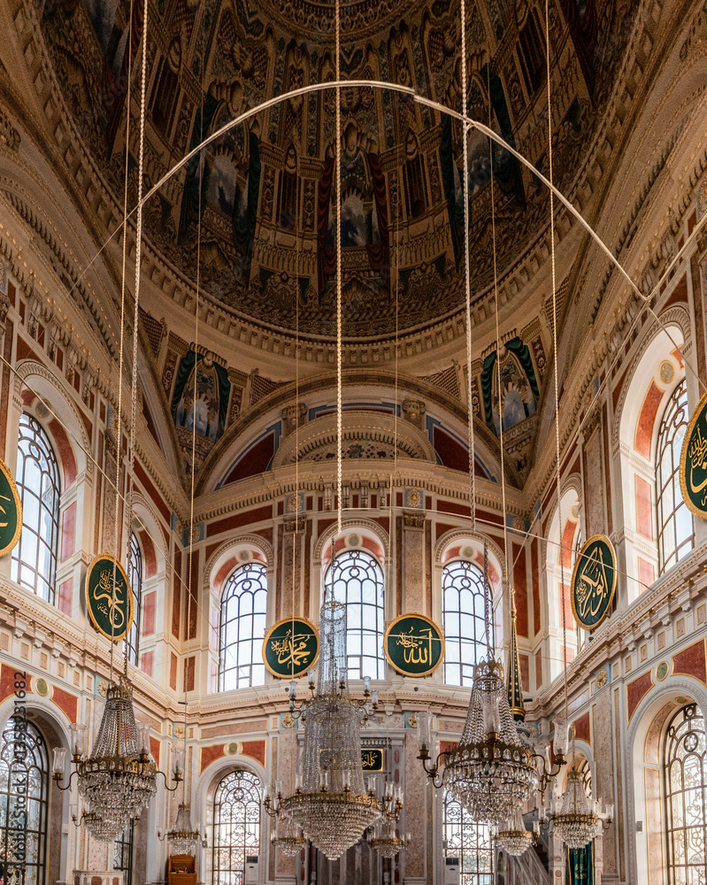 Obraz premium ISTANBUL, TURKEY - SEPTEMBER 19, 2022: Interior of Ortakoy Mosque in Istanbul, Turkey