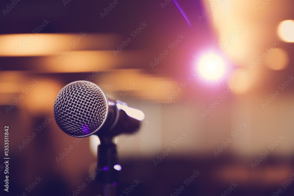 Obraz premium Microphone with blur light background Hall for reporter report new or public speaking or journalist interview or speech performance broadcasting media live talk background concepts.