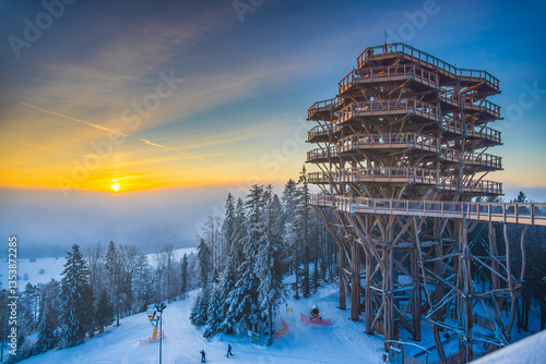 Wschód  słońca przy wieży widokowej w Krynicy.