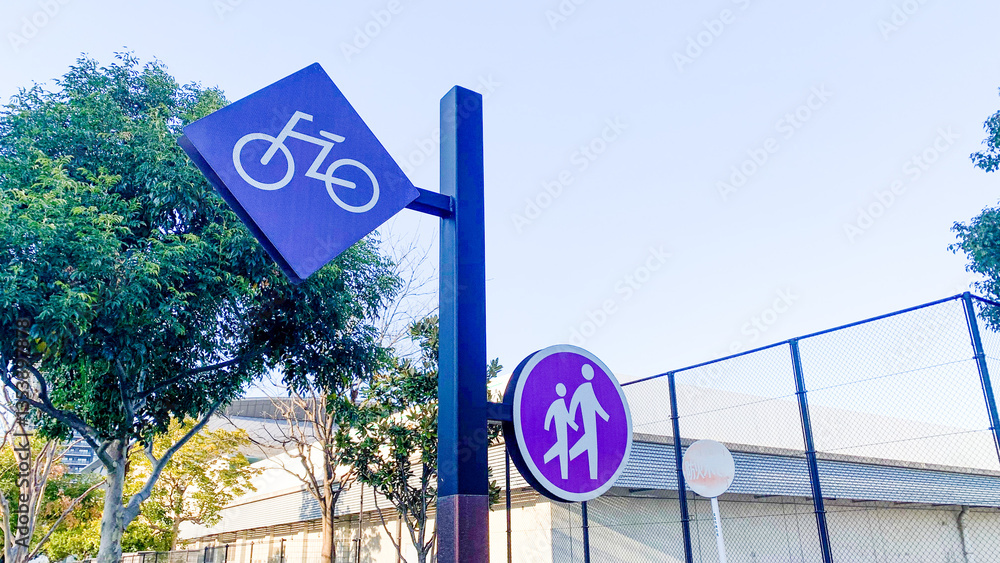 Fototapeta premium 整備された自転車歩行者道