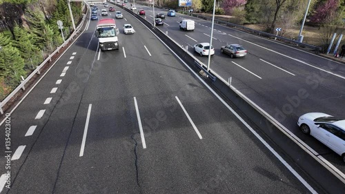 Imagen panorámica de una autovía de cuatro carriles. Autovía A3 Valencia. Madrid, España, marzo de 2025.