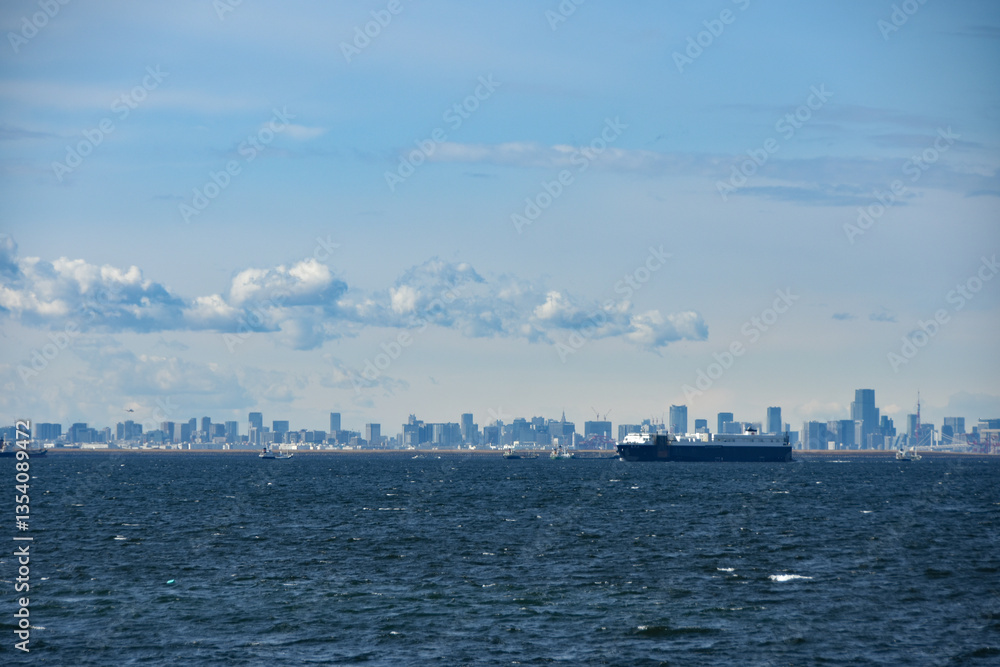 Naklejka premium 海ほたるから見た東京のビル群