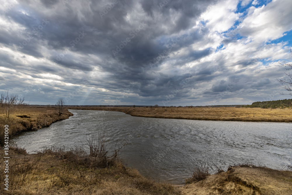 Fototapeta premium A cloudy sky over a body of water