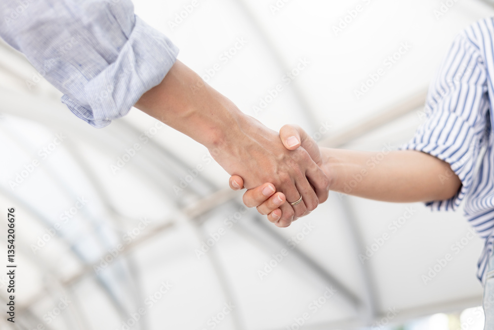 Obraz premium close up investor businessman hand shake with businesswoman after complete acquisition or collaborate of two ceo leader for make agreement or deal , negotiate financial cooperative and synergy concept