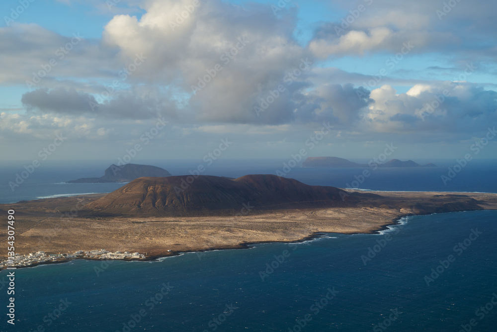 Obraz premium Sunset from a panoramic viewpoint Mirador del Rio above the island of Graciosa in Lanzarote, Spain