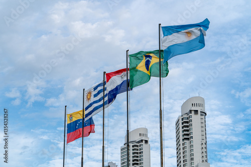 Grupo de banderas ondeando al viento: Argentina, Brasil, Paraguay y Uruguay. Convención del Mercosur