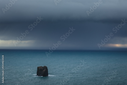 Obraz na płótnie Iceland's diverse landscape features majestic mountains, dramatic coastlines, glaciers, and volcanic fields. A land of contrasts, where fire meets ice, offering breathtaking views for nature and trave w salonie