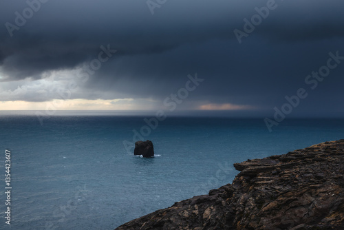 Obraz na płótnie Iceland's diverse landscape features majestic mountains, dramatic coastlines, glaciers, and volcanic fields. A land of contrasts, where fire meets ice, offering breathtaking views for nature and trave w salonie