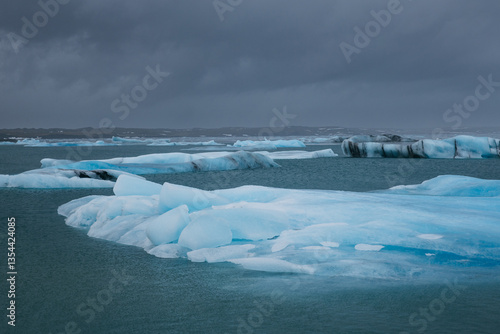 Obraz na płótnie Glacial mountains in Iceland, showcasing rugged peaks and icy landscapes. A breathtaking view of nature's raw power, shaped by time and elements. Perfect for travel, adventure, and nature themes. w salonie