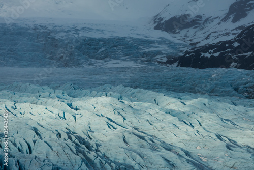 Obraz na płótnie Glacial mountains in Iceland, showcasing rugged peaks and icy landscapes. A breathtaking view of nature's raw power, shaped by time and elements. Perfect for travel, adventure, and nature themes. w salonie
