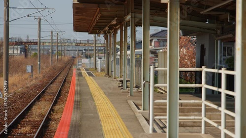 駅のホームEmpty train station platform with railway tracks in Japan