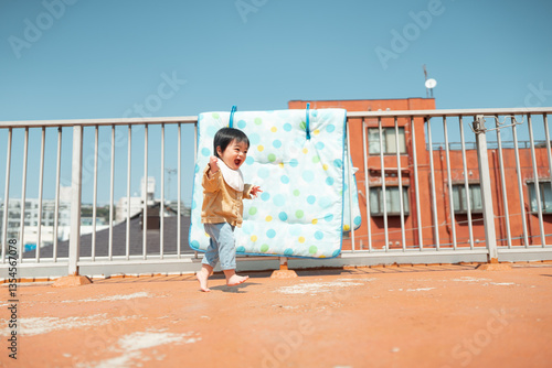 Schilderij op canvas 実家の屋上を走る一歳半の男の子