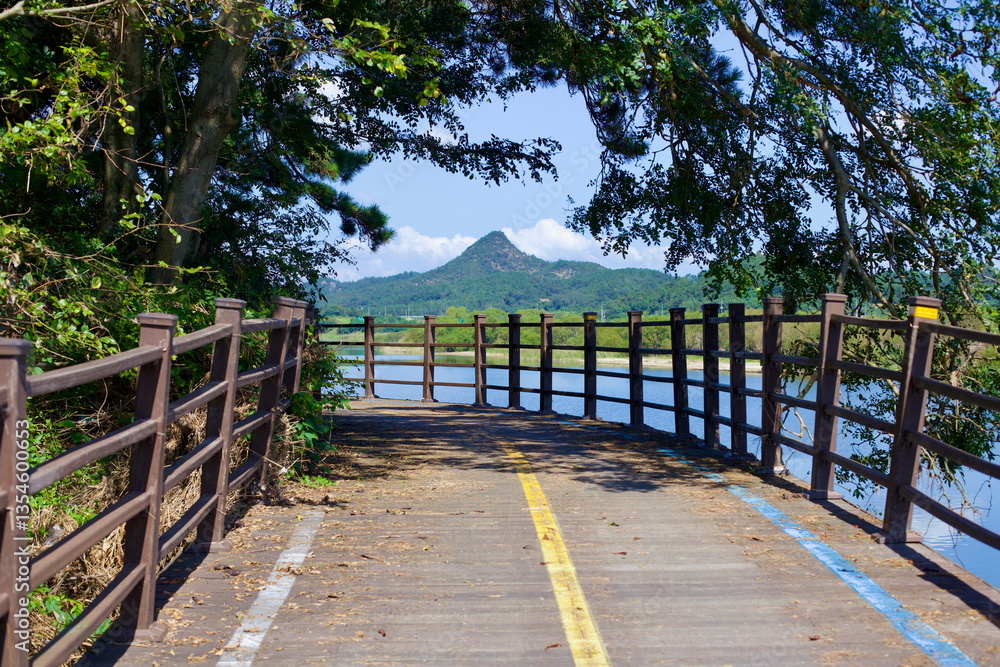 Obraz premium Shaded Wooden Bridge on the Yeongsangang Bike Path