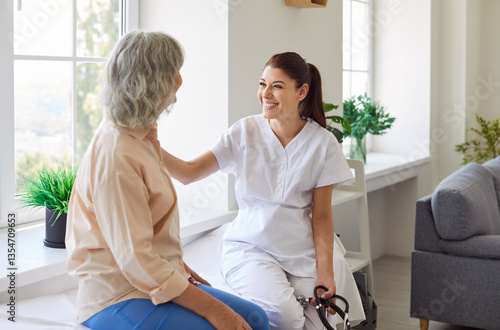Konstfotografi Friendly doctor supporting senior patient