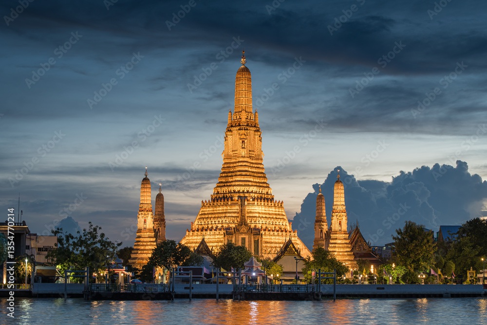 Fototapeta premium Wat Arun Ratchawararam (the Temple of Dawn) at twilight time, Bangkok, Thailand