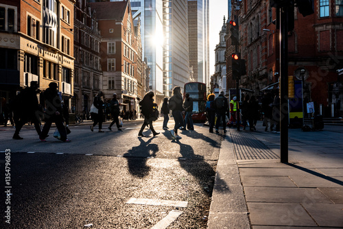 Obraz na płótnie People crossing the street in London at sunset with long shadows w salonie
