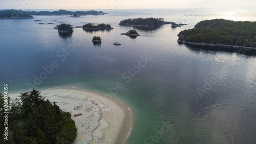 Quadro su tela Sandy beach with view of small islands at dusk