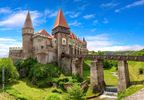 Foto Corvin castle, a gothic-renaissance medieval landmark dominating the landscape i