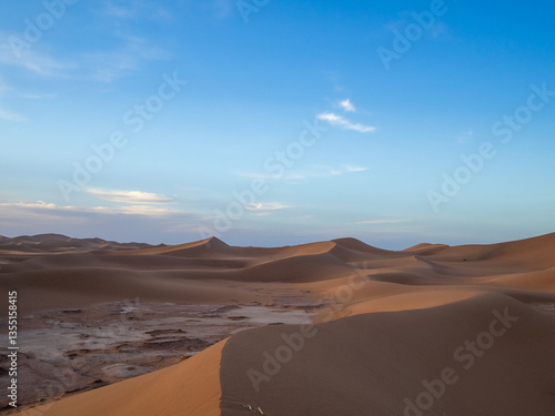 Obraz na płótnie Sunrise light over Erg Chegaga sand dunes, Morocco w salonie